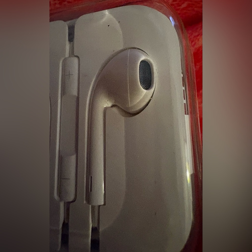 Apple new Wired Earbuds with Inline Volume Remote iPhone 14 or less series - Picture 4 of 5